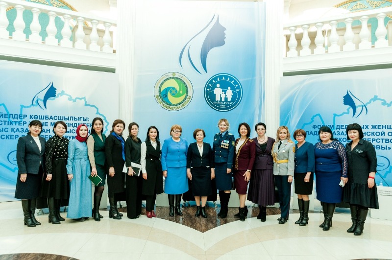 Мөлдір трусикидегі порномодельдің фотосы