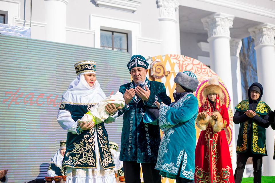 Көрісу күні картинки. Праздник корису. 14 Наурыз. Корису айт казахский праздник. Казахи здороваются.