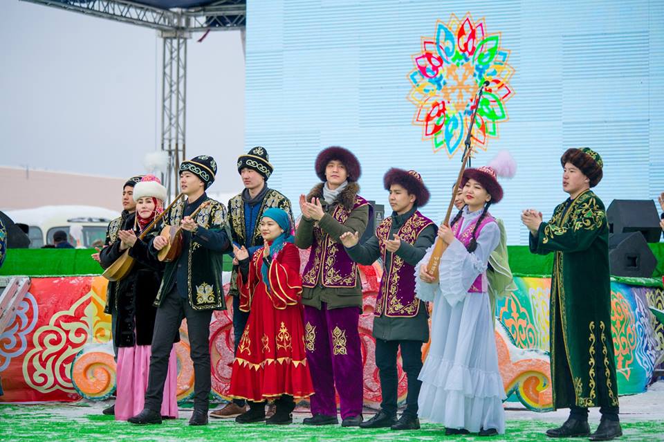 Когда наурыз в 2024 в россии. 22 Наурыз. Науруз Хан. Панно Науруз. Казахская шапка женская Науруз.