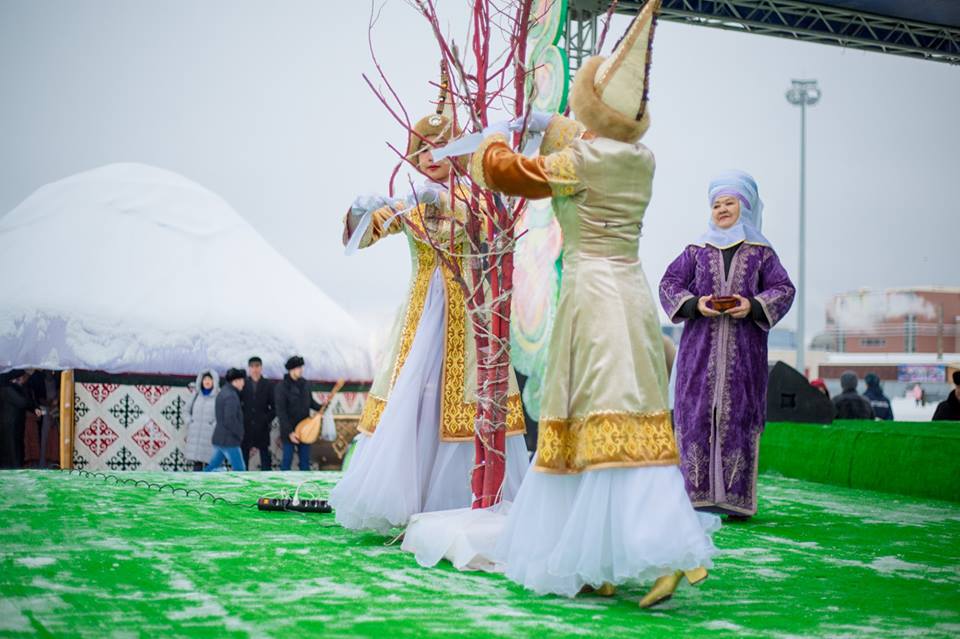 Праздник навруз в казахстане. Науруз Хан. Празднование Наурыза в Казахстане. Праздник Наурыз для детей. Казахский новый год Наурыз.