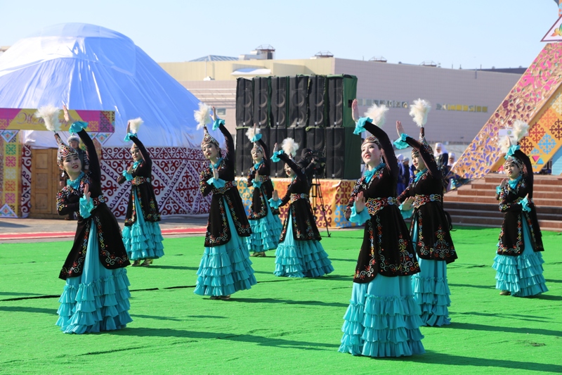 Когда начинается наурыз в 2024. Наурыз костюмы. Наурыз национальный наряд. Узбекская Национальная одежда на Наурыз. Костюмы для девушек на Навруз.