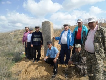 Жаңақала өлкетанушылары болыс Бегеш Байжиенұлының қабірінің басында