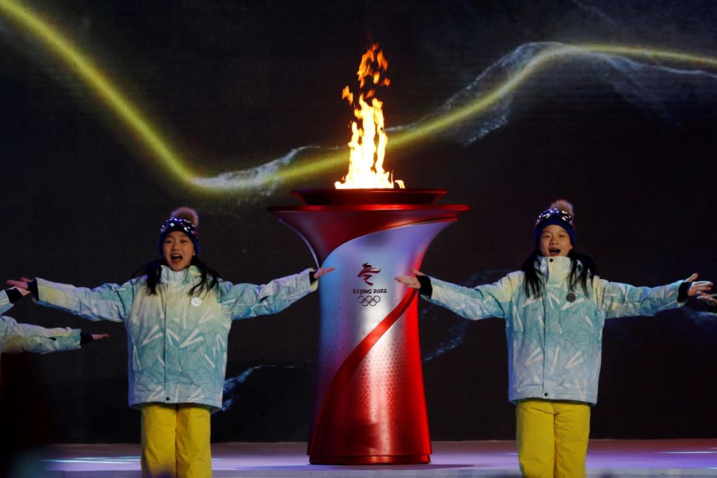 Olympics - Beijing 2022 Winter Olympics - Torch Relay - Beijing, China - February 2, 2022. Actors perform next to a cauldron with the Olympic flame, during a performance at the end of the torch relay session at the Shougang Park. REUTERS/Florence Lo