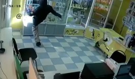 Дерзкое ограбление магазина техники попало на видео в Уральске