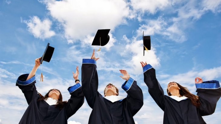 Бай әйел жыныстық қатынас үшін ер адамды іздейді.