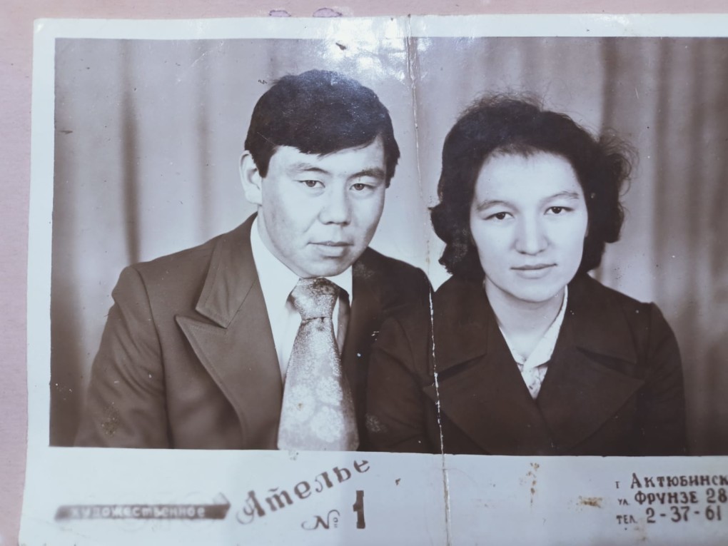 Қыз еріндері мен кончаларын камераның үлкен планында жайып жіберді