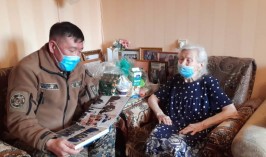 В Уральске гвардейцы выразили благодарность ветерану ВОВ