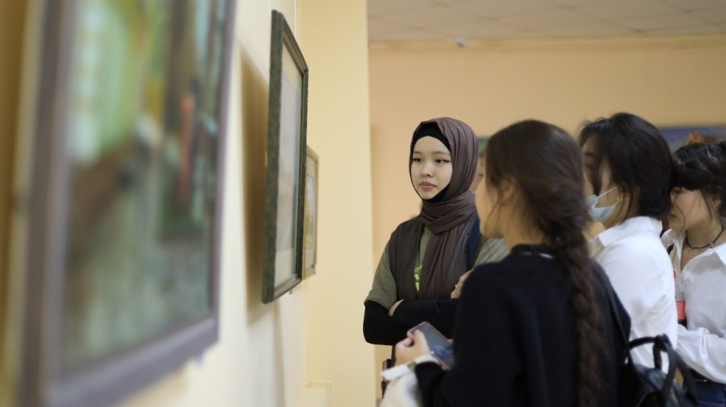 выставка художников в Кадыровском центре (6)