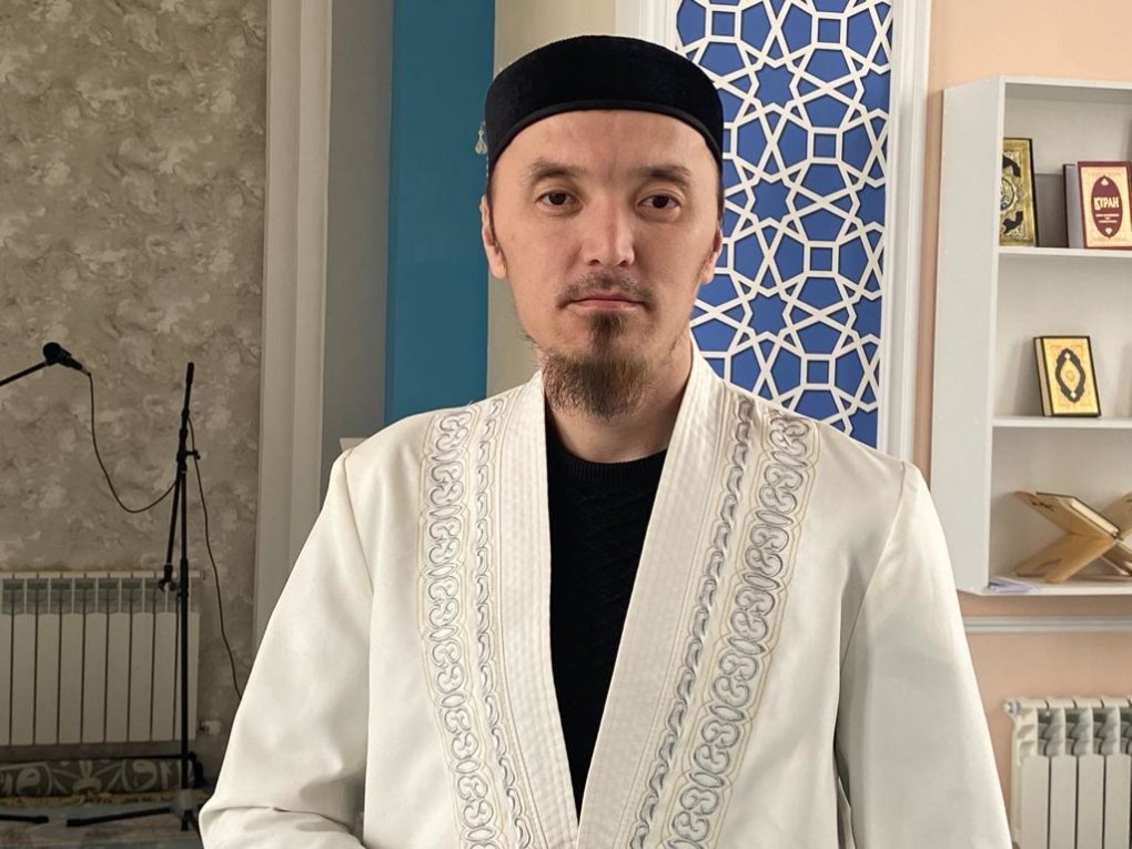 Орыс шлюха ер адамды белдікпен басқарады