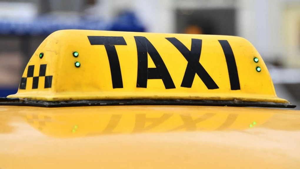 Қазақ тілінде сөйлеуді талап еткен: Алматы облысында такси жүргізушісі жолаушы қызды соққыға жыққан