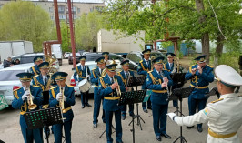 Растрогало до слез: Гвардейцы-музыканты сыграли мелодии военных лет под окнами ветеранов