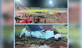 Крыша упала на футбольное поле во время матча в Шымкенте