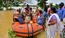 Полмиллиона человек эвакуируют из-за наводнений в Индии