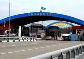 О скоплении авто на казахстанско-российской границе сообщили в КНБ