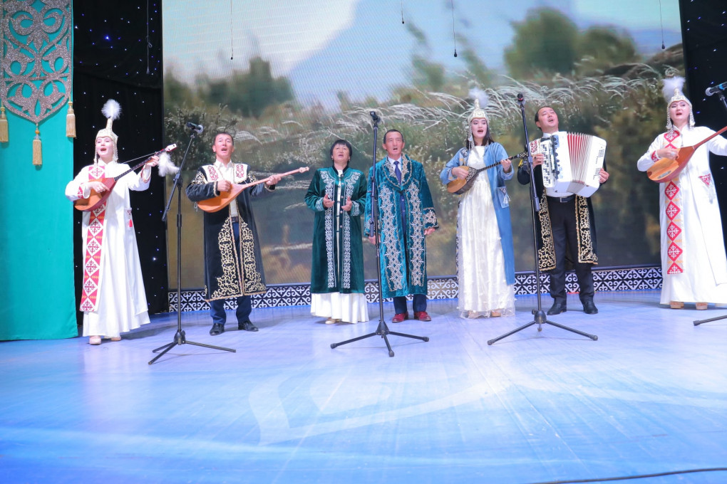 Үлкен әтештері бар қара траннилер