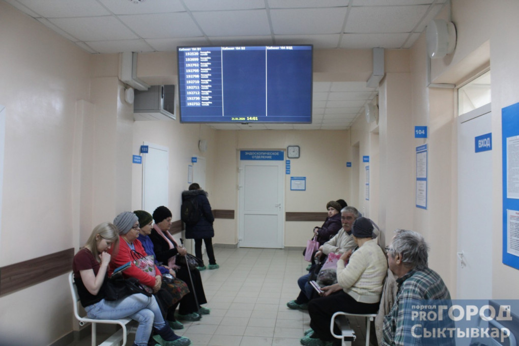 Окно регистратуры в поликлинике. Экраны в поликлиниках. Эжвинская городская поликлиника расписание. Столы регистратуры в новом стиле. Эстетика стоматология сыктывкар.