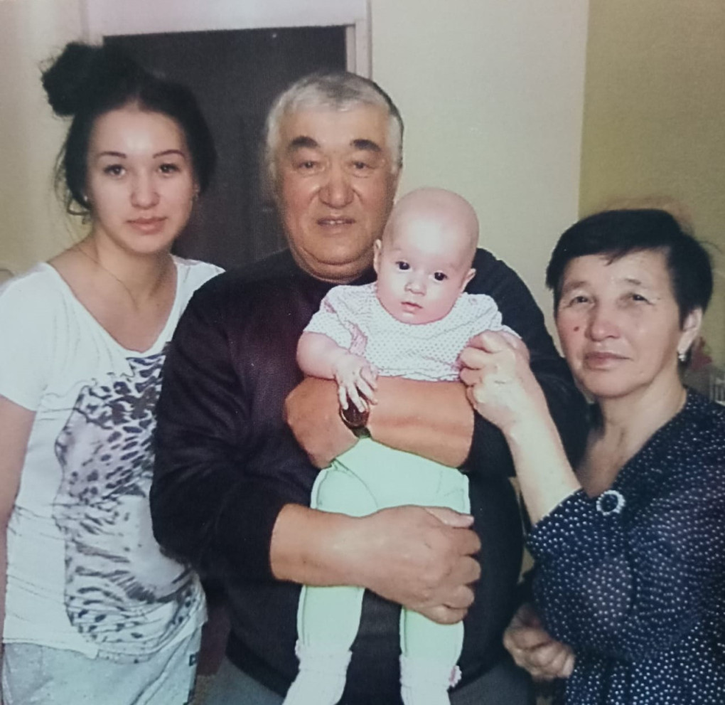 Леонтий Галуца с супругой, внучкой и правнуком.