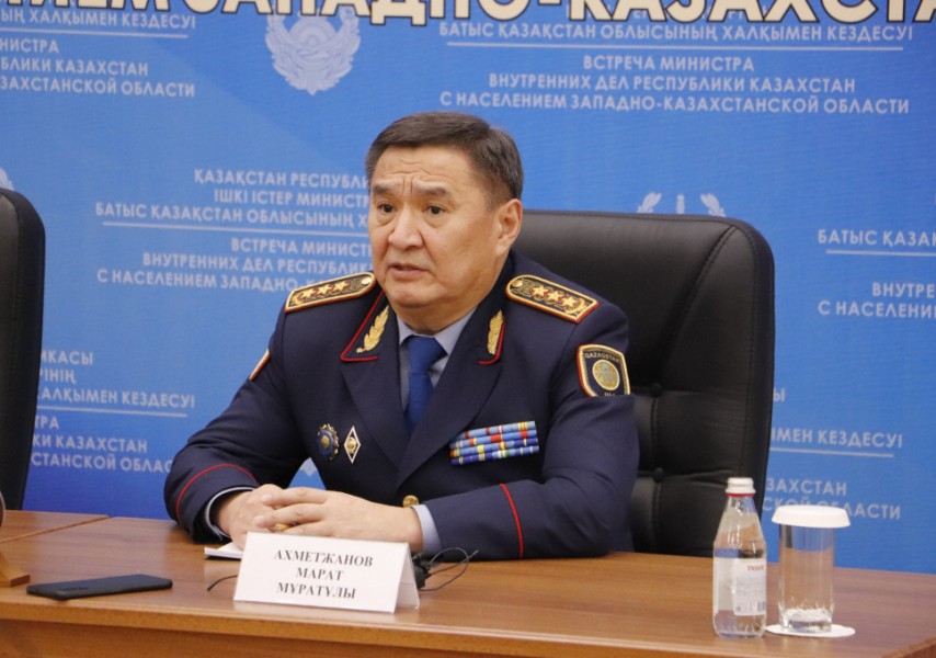 жігіттер бір-бірін жиып алады Әйелдің лас трусикасы бар (фото)