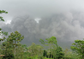 Около 2 тысяч человек эвакуировали в Индонезии после извержения вулкана