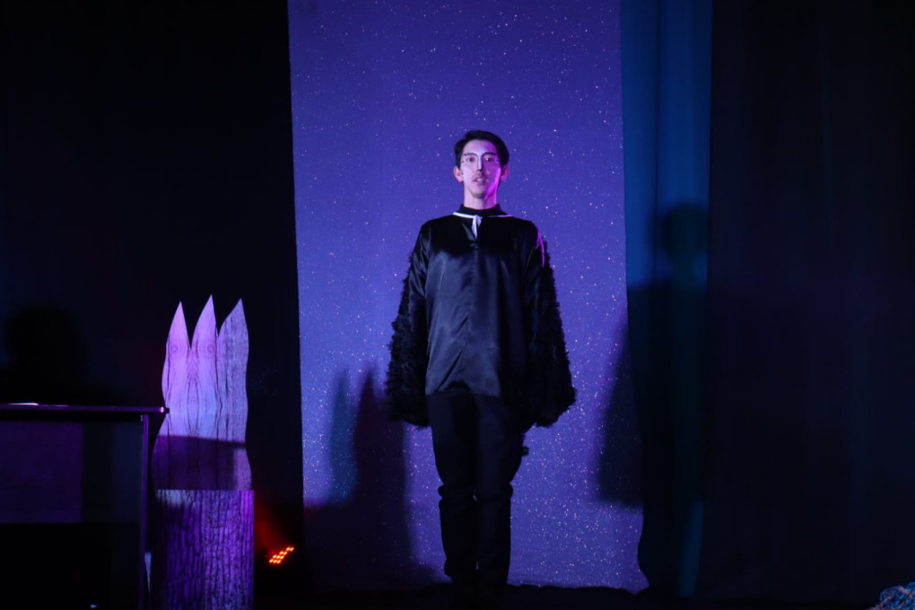 Порно ер адамның бетіне отырды да аузына сидиді