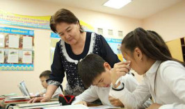 Учителей со стажем 30 и более лет освободили от тестирования в Казахстане