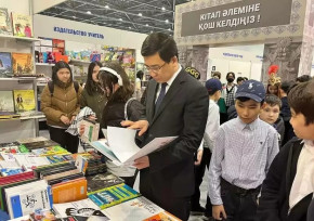 Асхат Аймагамбетов порекомендовал родителям и школьникам произведения казахстанских авторов