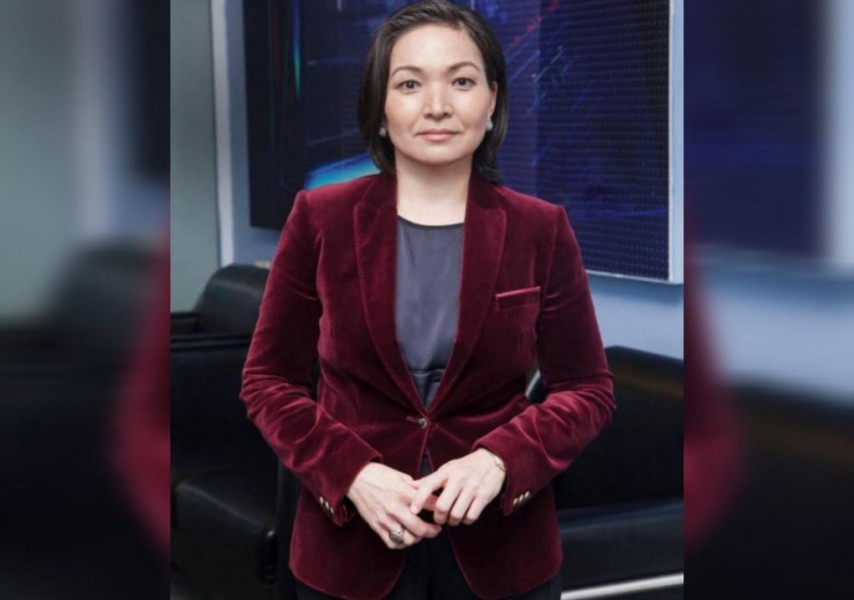 Ол оның трусигіне қолын қойды