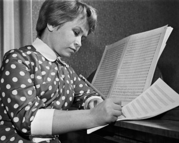 Moscow. USSR. October 1961. Soviet composer, pianist Alexandra Pakhmutova creates a music composition. The exact day of shooting is unknown. Pyotr Fedotov/TASS
СССР. Москва. Октябрь 1961 г. Советский композитр, пианистка Александра Николаевна Пахмутова. Точная дата съемки не установлена. Петр Федотов/ТАСС