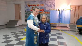 Мария Короб на избирательном участке села Долинное