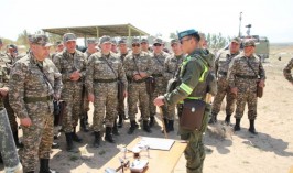 Министр обороны осмотрел инфраструктуру полигона «Илийский» и встретился с руководящим составом