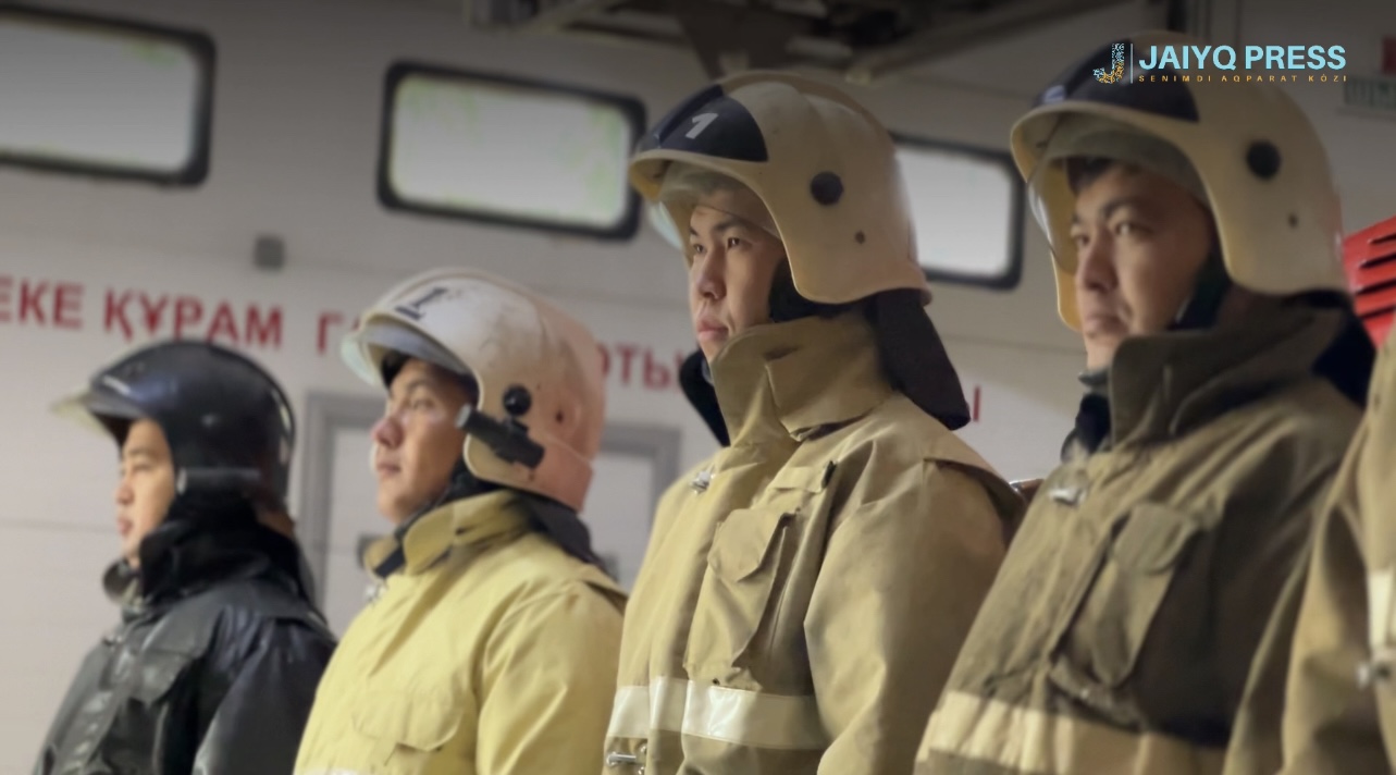 Аққұбаның өрт сөндірушімен жыныстық қатынасқа түсуі туралы порно видеоны қараңыз.