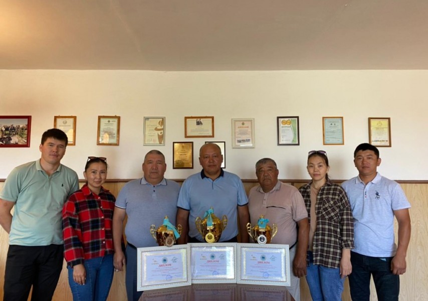 Менің досым екеуміз орыстың әйелін қағып жатырмыз.