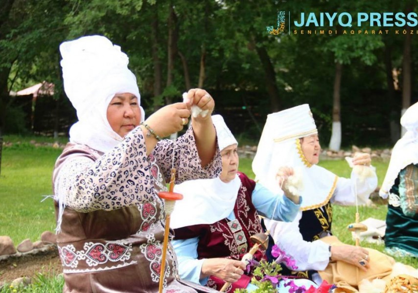 Ескі және жас порно фильм Порно банканы былдырды