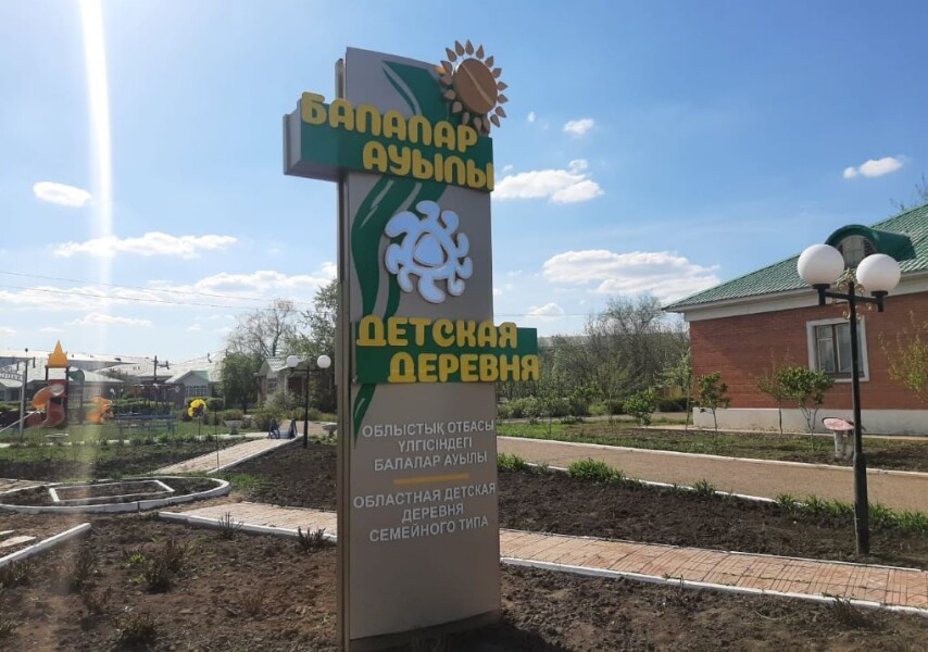 Үйде бір қыз сиып жатыр