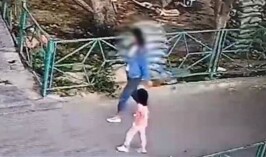 В Шымкенте женщина снимала с детей золотые серьги
