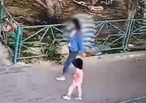 В Шымкенте женщина снимала с детей золотые серьги