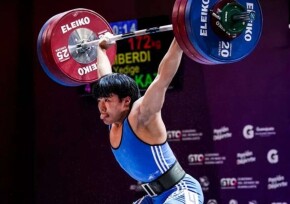 Казахстанец завоевал золото юниорского ЧМ по тяжелой атлетике