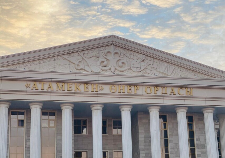 Әдемі брюнетка өте қатал босатады