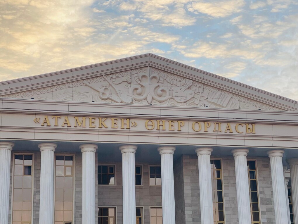 Үлкен жас сиськилерді қараңыз