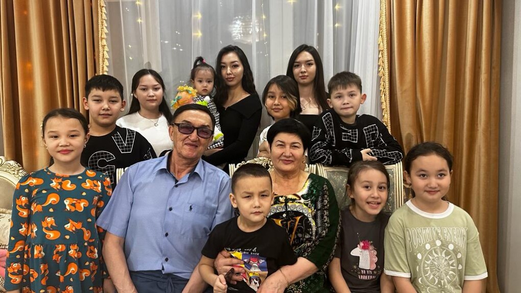 С.Нургалиев с супругой Альфией в окружении внуков