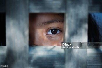 https://www.istockphoto.com/photo/the-blank-stare-of-a-childs-eye-who-is-standing-behind-what-appears-to-be-a-wooden-gm1181265061-331247858?utm_source=pixabay&utm_medium=affiliate&utm_campaign=SRP_image_sponsored&utm_content=https%3A%2F%2Fpixabay.com%2Fru%2Fimages%2Fsearch%2F%25D1%2580%25D0%25B0%25D0%25B1%25D1%2581%25D1%2582%25D0%25B2%25D0%25BE%2520%25D0%25B4%25D0%25B5%25D1%2582%25D0%25B5%25D0%25B9%2F&utm_term=%D1%80%D0%B0%D0%B1%D1%81%D1%82%D0%B2%D0%BE+%D0%B4%D0%B5%D1%82%D0%B5%D0%B9