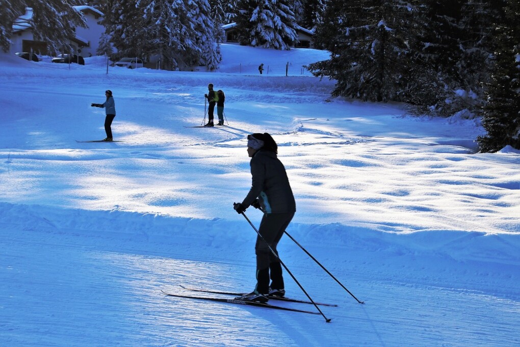 skiers-3900554_1280