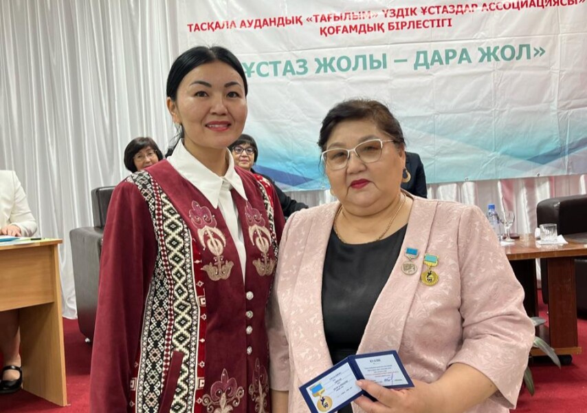 Ол анасының аузына трахает, содан кейін ол есегіне сисады.