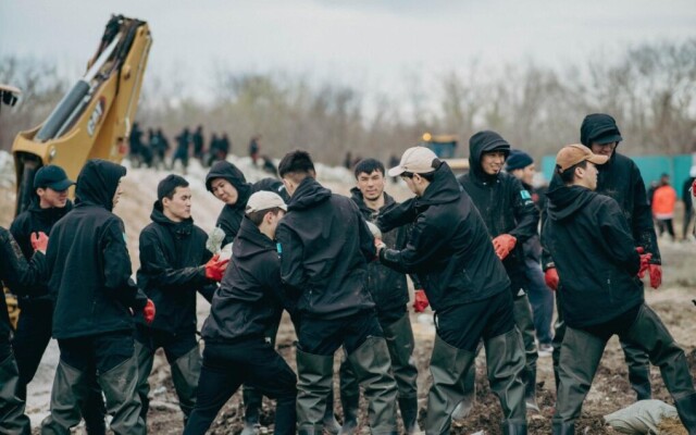 Спортсмены в составе волонтеров «Дала қырандары» помогают жителям Уральска