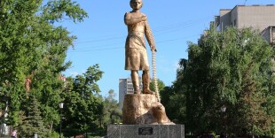История первого памятника герою Советского Союза Маншук Маметовой в Казахстане 