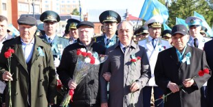 Аким ЗКО поздравил ветеранов с Днем Победы