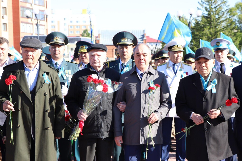 Аким ЗКО поздравил ветеранов с Днем Победы