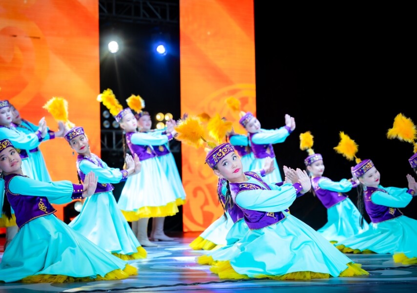 Ішіне қалың әтеш кіреді Шұлықтағы орысша порно