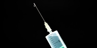 AstraZeneca отзывает вакцину от Covid по всему миру