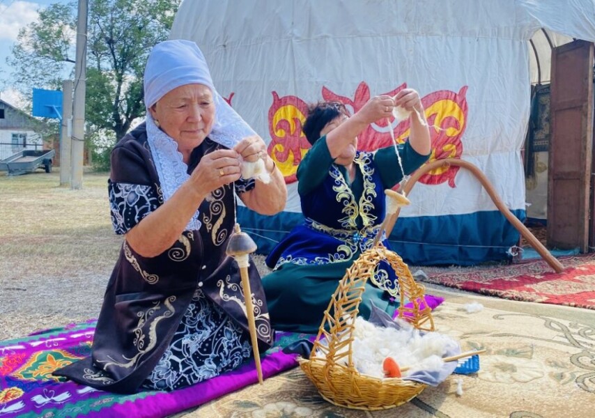 Жина басқа порноларды жақсы көреді Порно қаншық мен жұлқым келеді